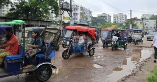 নোয়াখালীতে সংস্কারের এক দিনেই উধাও সড়কের পিচ!